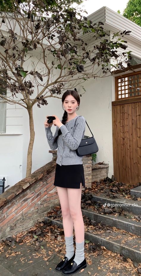 Korean Casual Skirt Outfit, Fall Outfit Korean Style, Japan Fits Autumn, Asian Fall Fashion, Dress Outfits Korean Style, Korean Outfits Fall, Korean Dress Outfit Casual, Autumn Korean Outfit, Autumn Japan Outfit