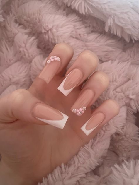 Aesthetic Nails Short, French Tip White, Short Nails Spring, Spring Nails Art, Winter Nail Art Designs, White Pink Flowers, Pink French Nails, White Tip Nails, French Tip Nail Designs