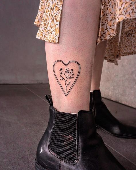 Tattoos That Enhance Muscles, Matching Indie Tattoos, Patch Tattoo Sleeve Women, Plants Tattoo Ideas, Vintage Style Tattoos For Women, Creative Thigh Tattoos, Pointlism Tattoo, Joe Cool Tattoo, Side Of Knee Tattoos Women