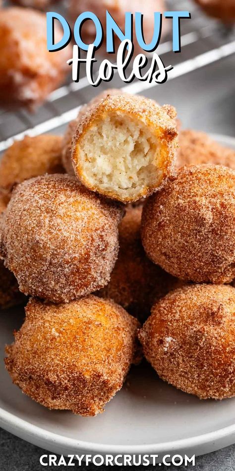 The BEST Easy Donut Holes - this donut hole recipe from scratch is so good and you can coat them with glaze or cinnamon sugar! Donut Hole Recipe Baked, Easy Donut Holes, Donut Holes Recipe, Baked Donut Holes, Cinnamon Sugar Donut Holes, Donut Hole Recipe, Recipes With Yeast, Diy Donuts, Sugar Donut