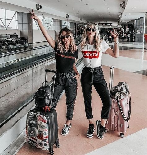 How To Travel On A Budget When You're Broke AF #travel #cheaptravel Best Friend Fotos, Photos Bff, Travel Pictures Poses, Fotos Goals, Best Friend Photoshoot, Friends Travel, Best Friend Photos, Cute Friend Pictures, Bff Goals