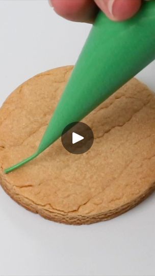 Circle Cookies Royal Icing, Red And White Cookies Decorating Ideas, Circle Cookie Decorating Ideas Christmas, Cookie Decorating Videos For Beginners, Circle Ornament, Round Christmas Cookies Decorated, Circle Christmas Cookies Decorated, Circle Sugar Cookie Designs, Circle Cookie Decorating Ideas