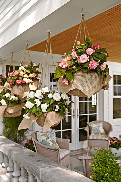 Give a store-bought hanging basket a rustic makeover with simple burlap fabric and jute twine. Fall Hanging Baskets, Hanging Baskets Diy, Pot Gantung, Plastic Hanging Baskets, نباتات منزلية, Hanging Flower Baskets, Hanging Flower Pots, Plants For Hanging Baskets, Succulents In Containers