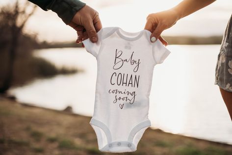 Were Expecting Photo Ideas, Onsie Pregnant Announcement, Maternity Photography Announcement, Baby Onsie Announcement Ideas, Simple Pregnancy Announcement Photos, Pregnancy Anouncment Ideas Photoshoot, Pregnant Announcement Photoshoot, Pregnancy Announcement With Onesie, Instagram Baby Announcement