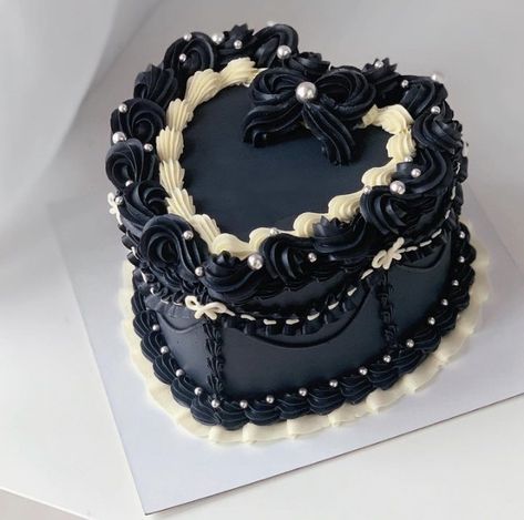 Gothic Cake Ideas Birthday, Vintage Cake Aesthetic Black, Black Cake With Pearls, Goth Heart Cake, Halloween Anniversary Cake, Cake Dark Aesthetic, Vintage Halloween Cake, Dark Birthday Cake, Gothic Cupcakes