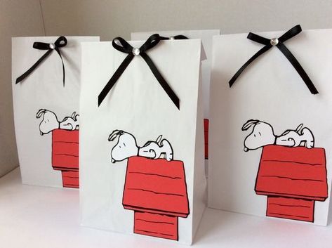 Peanuts Birthday Party, Snoopy Birthday Party, Snoopy Baby Shower, Charlie Brown Party, Baby Shower Gifts For Guests, Peanuts Party, Peanuts Birthday, Snoopy Party, Snoopy Birthday