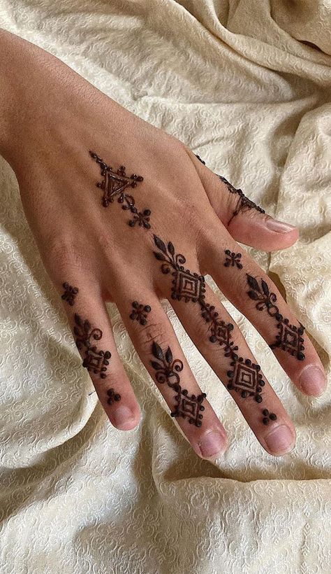 Henna Designs, Simple henna designs, henna designs 2023, minimal henna design Henna Designs Minimal, Minimal Henna, Small Henna Designs, Simple Henna Designs, Cute Henna Tattoos, Henna Style Tattoos, Small Henna, Henna Inspired Tattoos, Cute Henna