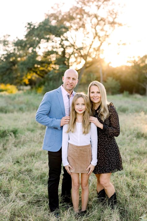 Family Of 3 Photo Shoot Poses, Family Picture Poses 3 People, Family Three Photos, Photoshoot Poses For Family Of 3, Family Photo Ideas 3 People, Older Family Of 3 Photo Ideas, Posing Family Of Three, Family Of Three Photoshoot Outfits, Photo Poses Family Of Three