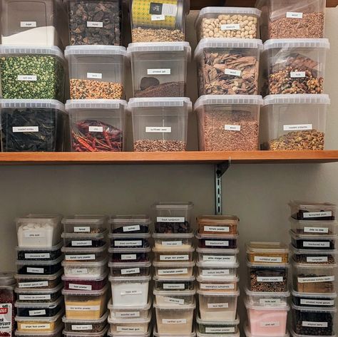 HOW TO ORGANIZE YOUR Kitchen LIKE A RESTAURANT Kitchen Ingredients Organization, Restaurant Pantry Organization, Muji Kitchen Storage, Professional Kitchen Organization, Kitchen Prep, Restaurant Kitchen Organization, Restaurant Organization, Harvest Storage, Bake Sale Packaging