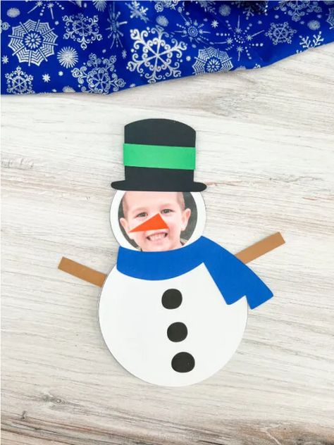 Snowman Photo Craft Snowman Picture Frame, Holiday Crafts For Parents From Kids, Snow Man Diy Craft Ideas For Kids, Winter Craft With Kids Picture, Prek Snowman Crafts, Snowman Picture Frame Craft, Preschool Winter Gifts For Parents, Snowman Art For Preschool, Snow Art Projects For Kids Preschool