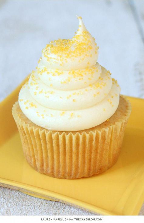 Honey Cupcakes with Honey Cream Cheese Frosting | by Lauren Kapeluck for TheCakeBlog.com #cupcakerecipes Honey Cream Cheese, Honey Cupcakes, Delicious Cupcakes Recipes, Summer Cupcakes, Honey Cream, Salty Cake, Cake Blog, Amazing Cake, Yummy Cupcakes