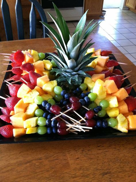 Fruit tray Fruits On Stick, Fruit Kabobs For Party Bridal Showers, Fruit Board Ideas For Party, Fruit On Stick, Fruit Screwers, Fruit Kabobs For Party Skewers, Fancy Fruit Platter Ideas, Simple Fruit Platter Ideas, Fruit Skewers Ideas