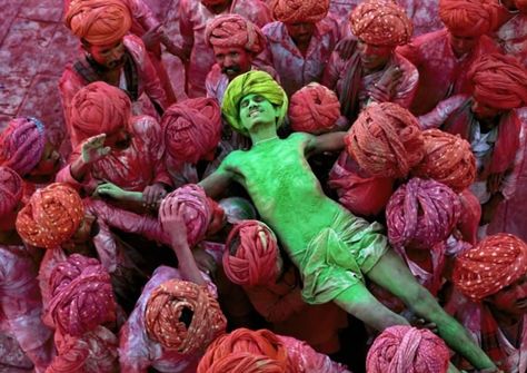 9 Photography Composition Tips From Steve McCurry’s Iconic Photos Steve Mccurry Photos, Afghan Girl, Steve Mccurry, Robert Doisneau, India Photography, Photo Composition, Rule Of Thirds, Holi Festival, Composition Photography