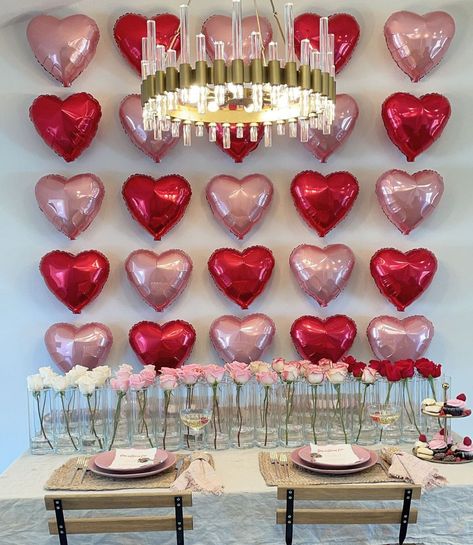 Valentines Day Bachelorette Party, Valentine Day Party Ideas For Adults, Valentine Theme Party Decoration, Valentines Day Asethic, Kardashian Valentines Day, Valentine’s Day Tablescape, Galentines Tablescape, Valentines Tablescape, Valentines Day Event