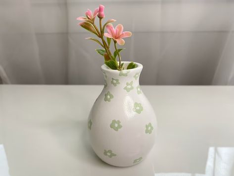 Air Dry Clay Mini Vase, Vase Painting Ideas Aesthetic, Vase Painting Ideas Pottery Aesthetic, Clay Art Vase, Small Vase Pottery, Vase Painting Ideas Pottery, Clay Vase Diy, Pottery Vase Painting Ideas, Ceramic Vase Painting Ideas