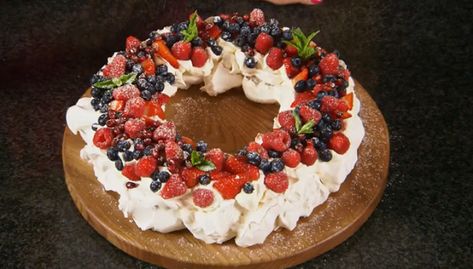 Mary Berry Christmas Pavlova Wreath Recipe Christmas Pavlova Recipe, Mary Berry Christmas, Christmas Alternative, British Baking Show Recipes, Christmas Pavlova, British Baking Show, Duck Recipe, Bake Off Recipes, Mary Berry Recipe