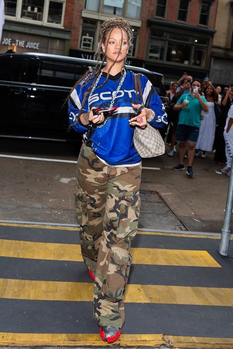 And Just Like That, Rihanna Brought Back Camo Pants Camo Pants Outfit, Rihanna Street Style, Rihanna Outfits, Sporty Street Style, Camo Outfits, Rihanna Style, Jersey Outfit, Camo Pants, Alexa Chung