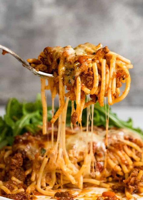 Ragu Spaghetti Recipes, Italian Spaghetti Recipes, Christmas Spaghetti, Cheesy Baked Spaghetti, Tin Eats, Spaghetti Bake, Cheesy Spaghetti, Best Freezer Meals, Baked Spaghetti Recipe