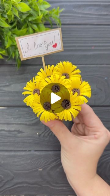 Craft Paper Flower Bouquet, Sunflower Making With Paper, How To Make Sunflower With Paper, How To Make Paper Sunflowers, Sunflower Craft Ideas, Paper Bouquet Diy Tutorials, How To Make Paper Flowers Bouquet, How To Make Flower Bouquet With Paper, How To Make Paper Bouquet