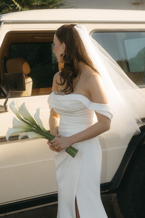 Timeless Bridal Portraits | Palm Springs Wedding | SoCal Wedding Photographer | Karlee's gown was minimal and elegant. She paired it with a simple bouquet filled with white calla lilies. Find more inspiration for simple wedding bouquets, wedding dress inspiration, bridal portraits, and more. Calla Lily Bouquet Wedding The Bride, Simple Lily Bouquet Wedding, Bridal Bouquet With Calla Lilies, Bouquet Of Calla Lilies, Calla Lily Bridal Bouquet Simple, Calls Lilly Bouquet, Bridal Bouquet Calla Lily, Bridesmaid Lily Bouquet, Wedding Bouquet Calla Lily