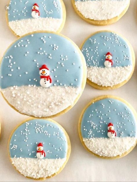 Pretty Christmas Sugar Cookies, Sugar Cookie Ideas Christmas, Cute Christmas Cookies Decorating, Easy Christmas Sugar Cookie Designs, Round Cookie Decorating Ideas, Sugar Cookie Decorating Christmas, Winter Sugar Cookies Decorated, Circle Christmas Cookies, Christmas Cookie Art