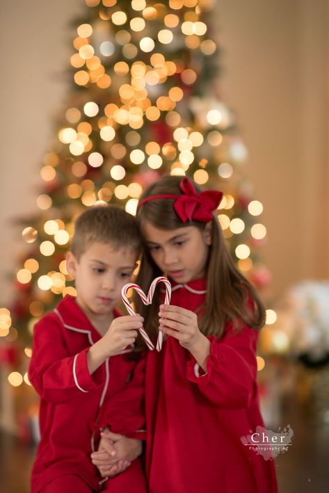 Diy Kids Xmas Pictures, Sibling Pictures Christmas, Christmas Photoshoot Brother And Sister, Sibling Christmas Photoshoot Ideas, Christmas Pictures At Home Kids, Sibling Christmas Pajama Pictures, Christmas Day Photo Ideas, Family Christmas Pictures 2022, Kid’s Christmas Photoshoot