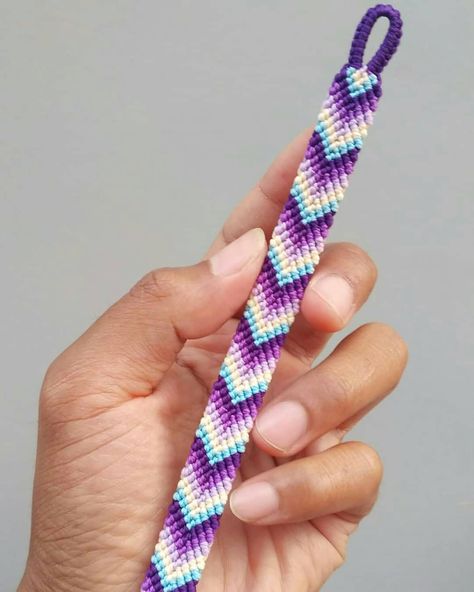 Purple Friendship Bracelet Pattern, Friendship Bracelets Inspiration, Friendship Bracelets Purple, Purple Friendship Bracelet, Macro Macrame, Bracelets String, Purple Color Combinations, Brazilian Bracelet, Chevron Friendship Bracelets