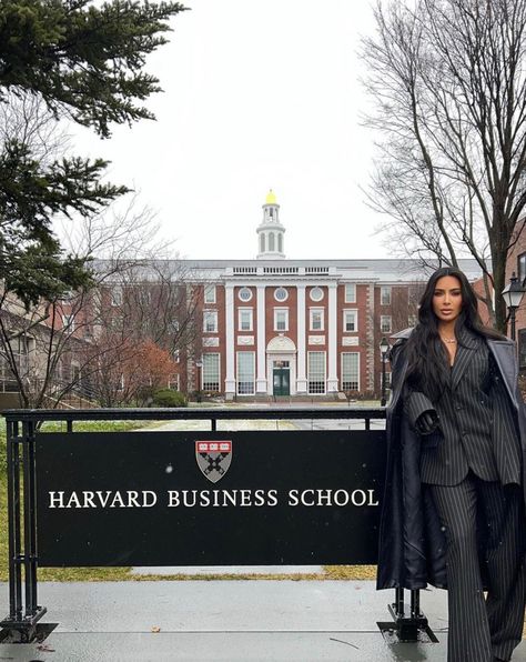 Law School Inspiration, Business Major, Kim Kardashian Outfits, Costume Noir, Harvard Business, Kardashian Outfit, Harvard Business School, Future Lifestyle, Kim K