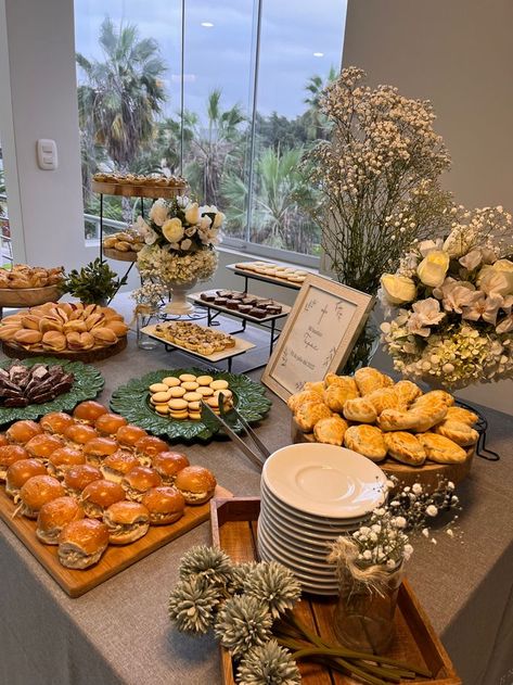 Buffet Table Birthday Party, Ideas Para Catering, Brunch Decorations, Catering Food Displays, Wedding Snacks, Garlic Cream Sauce, Creamy Garlic Sauce, Amazing Food Decoration, Brunch Table