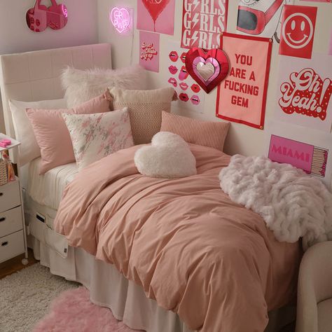 Twin Bed Comforter Sets, Dorm Room Comforters, Pink Dorm Room Decor, Dorm Comforters, Pink Dorm Rooms, College Dorm Room Inspiration, Dorm Room Styles, Pink Dorm, Barbie Room