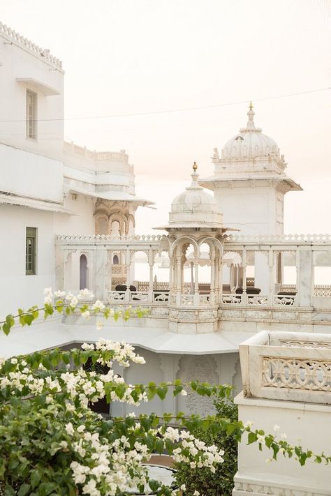 Taj Lake Palace Udaipur, Lake Palace Udaipur, Taj Lake Palace, Hindu Architecture, Karimun Jawa, Udaipur India, Home Indian, India Architecture, Ancient Indian Architecture