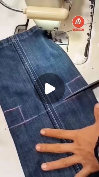 Jeans To Purse Diy, Recycle Jeans Bag Tutorial, Make A Purse Diy, Diy Blue Jean Purse, Sewing With Denim, Easy Bag Tutorial, Diy Sewn Bag, Bags Made From Old Jeans, Denim Bag Patterns Free Sewing Tutorials