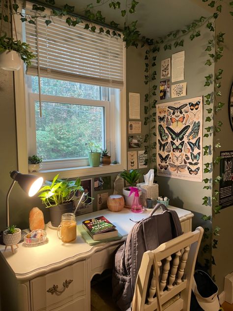 Room With Desk Aesthetic, Desk / Vanity Area, Plant Room Decor Aesthetic, Green Painted Room Aesthetic, Room Decor Plant Aesthetic, Room Decor With Green Walls, Aesthetic Desk Bedroom, Room Decor Ideas Aesthetic Retro, Art Desk Ideas Aesthetic