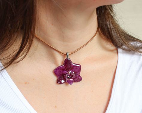 Why this orchid necklace choker? 🍃 Why a real flower resin necklace? Moments before the Palace of Versailles was overrun by the angry hordes, King Louis XVI placed an orchid pendant around the neck of his beloved Marie Antoinette 🌸 You want to know why? Follow me... I collected this little orchid with all my love and respect to craft this purple flower necklace to make you feel that the most beautiful thing in nature is on your neck ✨ An orchid necklace choker that you won't find anywhere else Fig Necklace, Orchid Pendant, Resin Flower Jewelry, Orchid Accessories, Etsy Necklace, Purple Flower Necklace, Orchid Necklace, Orchid Jewelry, Flower Resin Jewelry