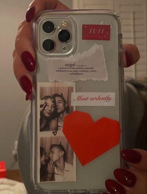 Aesthetic Homemade Phone Case, Red Phone Clear Case Ideas, Diy Phone Case For Boyfriend, Phone Cases Clear Aesthetic, Things To Put Inside Clear Phone Case, Aesthetic Clear Phone Case Design, Aesthetic Cases Iphone, Transparent Case Aesthetic, Ways To Decorate A Clear Phone Case