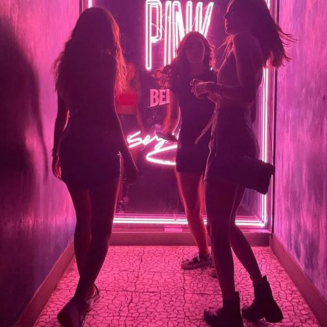 Nyc Club Aesthetic, Three Girls Aesthetic, Loud Photos Aesthetic, Loud Photos, Winter Party Outfit Night, Club Aesthetics, Rockstars Gf, Gemini Moon, Night Out With Friends