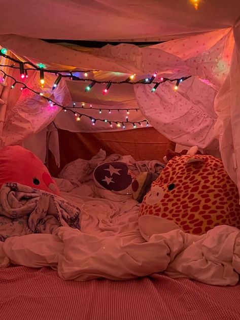 Blanket Fort Sleepover, Fort Ideas Bunk Beds, Fort Blanket Ideas, Floor Fort Ideas, Fort Aesthetic Friends, Blanket And Pillow Forts, Diy Blanket Fort Tutorials, Giant Pillow Fort, Pillow Fort For Adults