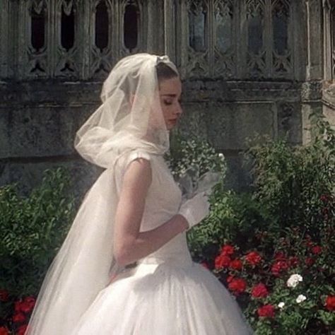 Funny Face Wedding Dress, Audrey Hepburn Wedding Dress, Audrey Hepburn Wedding, Funny Face 1957, Audrey Hepburn Funny Face, Wedding Dress And Veil, Images Terrifiantes, Aubrey Hepburn, Audrey Hepburn Photos