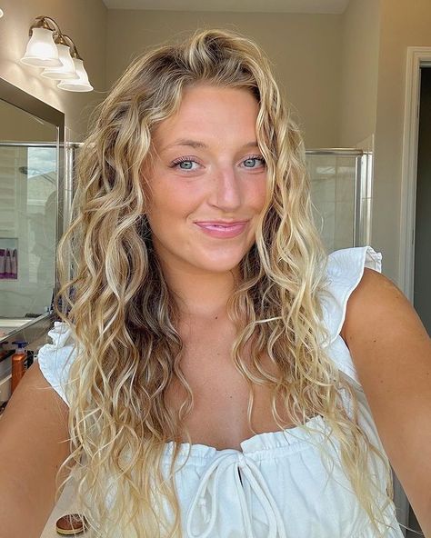 Bright Blonde Naturally Curly Hair, Blonde Naturally Wavy Hair, Long Blonde Hair Perm, Highlights On Blonde Curly Hair, Perm On Blonde Hair, Blonde Balayage Wavy Hair Natural, Natural Curly Hair With Blonde Highlights, Beach Blonde Curly Hair, Curly Blonde Hair With Highlights