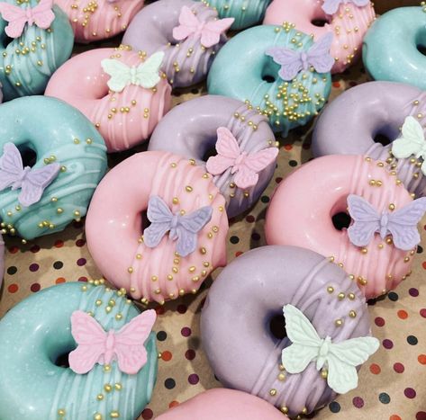 Donat Glaze, Butterfly Themed Birthday Party, 4de Verjaardag, Butterfly Baby Shower Theme, Girl Shower Themes, Fairy Garden Birthday Party, 1st Birthday Girl Decorations, Butterfly Birthday Party, Garden Party Birthday