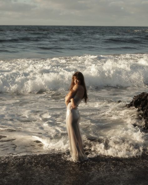 They keep believing that mermaids are just a legend 🧜‍♀️ That Photo, Photoshoot Ideas In Water, Photo In Beach, Girl On The Beach, Photos To Draw, Beach Angel, Mermaid Beach Pictures, Creative Beach Photoshoot, Cool Beach Photos