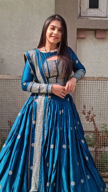 Long Gown Dress Traditional, New Pattern Indian Dress, Anarkali From Saree Ideas, New Designer Dresses For Wedding, Dress Pattern From Saree, Saree Dress Design Ideas Anarkali, Traditional Gown Designs, Saree Gowns Dresses Indian, Long Traditional Gowns Indian