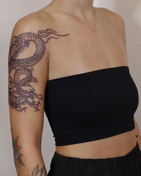 Dragon Shoulder Tattoo, Asian Tattoo Sleeve, Dainty Tats, Lil Tattoos, Dragon Tattoo Shoulder, Fox Tattoo Design, Manga Ideas, Tattoos Simple, Arm Tats