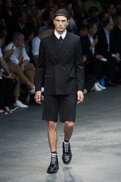 Givenchy 2015, Summer Paris Fashion, Paris Fashion Week Outfits, Chicos Fashion, Givenchy Men, Spring Fashions, Japan Fashion Street, High Fashion Men, Riccardo Tisci