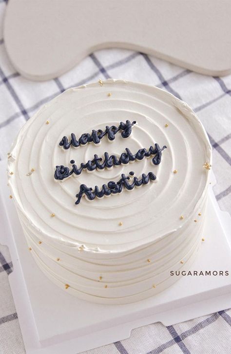 Simple White Cakes Birthday, Birthday Cake Ideas Simple Aesthetic, Birthday Cake For Women Simple Easy, Round Birthday Cake Aesthetic, Simple White Birthday Cake For Women, Round Simple Cake, 40th Birthday Cake Simple, Aesthetic Cake Men, Trending Birthday Cakes For Men