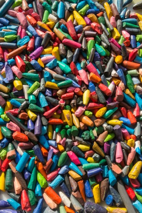 This Dad Collects Old Crayons To Remelt and Turns Them Into New Crayons For Children In Need Broken Pencil, Eggs And Soldiers, Crayola Art, Broken Crayons Still Color, Stationary Art, Pencil Lead, Broken Crayons, Pencil Crayon, Acrylic Artwork