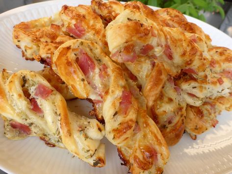 Ham and Cheese Sticks Ham Cheese Puff Pastry, Puff Pastry Sticks, Crowd Pleasers Recipes, Puff Pastry Twists, Ham Wraps, Gulfport Mississippi, Cheese Twists, Homemade Ham, Easy Ham