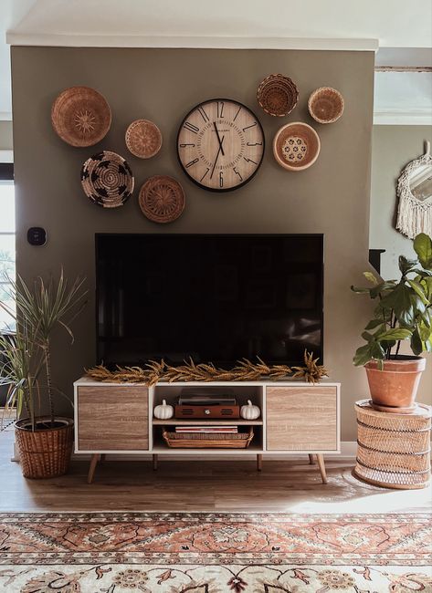 Basket Wall Over Tv, Boho Decor Tv Wall, Boho Tv Table, Clocks In Bedroom Ideas, Living Room Basket Wall, Baskets Around Tv On Wall, Kitchen Basket Wall Decor, Clock On Tv Wall, Clock Kitchen Wall Decor