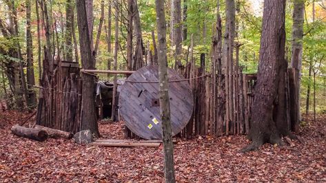 How to build a Fort In The Woods How To Build A Fort In The Woods, How To Build A Shelter In The Woods, Outside Fort Ideas Woods, Fort In The Woods, Wooden Fort, Boy Fort, Forest Hut, Outdoor Forts, Fort Ideas