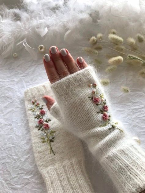 Wool Fingerless Gloves, The Mitten, Crochet Fingerless Gloves, Fingerless Gloves Knitted, Crochet Gloves, Fingerless Mittens, Sewing Embroidery Designs, 자수 디자인, Hand Embroidery Art